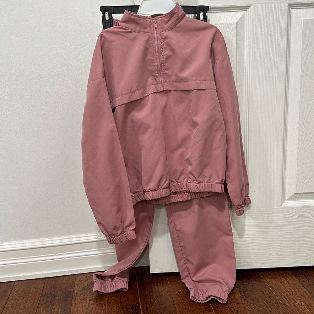 Matching set with a jacket and cargo pants